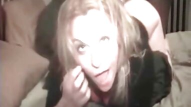 Preciosa puta rubia tomando un pene erecto