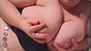 Sensual joven puta cabalgando su rígida polla como un profesional