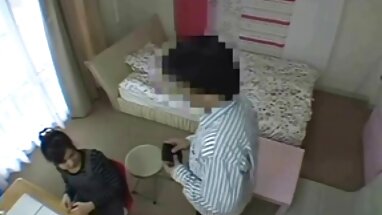 Mujeres hermosas disfrutan de la polla en un trío épico