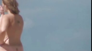 La hermosa y flaca hermanastra rubia es follada por completo