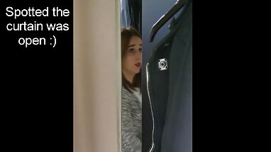 Puta de ébano chupa una polla blanca en pov en una cama