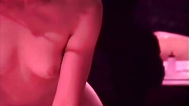 Chica sexy con orejas de conejo es tocada por un chico tatuado