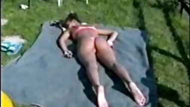 Hottie flexible disfrutando de una follada hardcore en un gran sofá