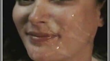 MILF sexy saca sus enormes tetas para su hijastro
