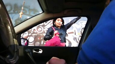 Adolescente latina de cuerpo curvilíneo tomando una polla gruesa