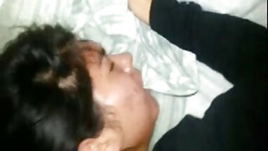 Animado y sexy adolescente recibe un chorreo de leche de halloween