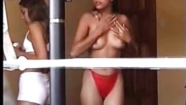 Hermosa rubia de piernas largas es follada a lo perrito