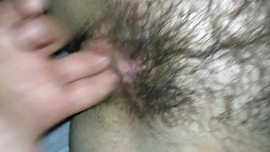 Hijastra entra en madrastra masturbándose