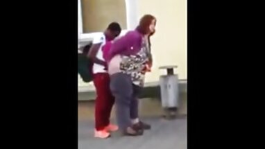 Tío musculoso se folla a un adolescente después de las clases