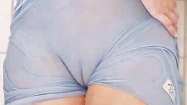 Sexy puta de ébano de grandes tetas se folla a un intruso casero