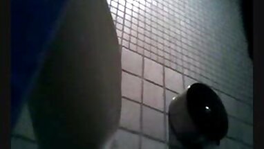 Estudiante sexy se ensucia mientras trabaja en un proyecto escolar