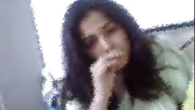 Adolescente siciliana de pelo oscuro baila antes del sexo