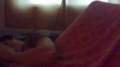 Adolescente de pelo largo caliente follada por el coño de su niñera