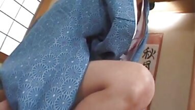 Chica joven con enormes tetas naturales luciendo caliente