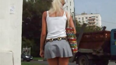 Rubia cachonda se pone traviesa en el baño y se corre en la cara