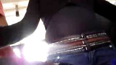 Hermanastra cachonda es atrapada deslizándose en la cama de su hermano