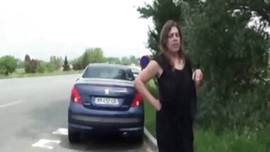 Ama de casa rubia se siente tan aburrida y cachonda en casa