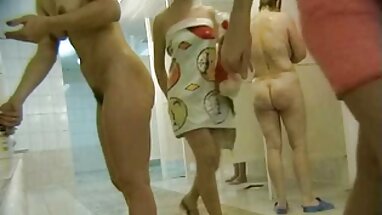 Bellezas asiáticas disfrutando de un trío FFM improvisado