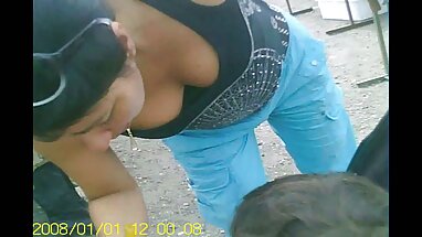 Linda modelo adolescente le da una mamada descuidada a una polla gruesa