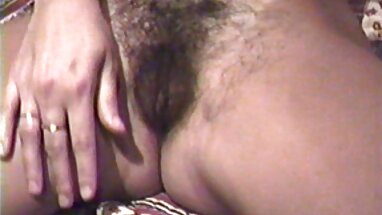 Polla negra enorme siendo chupada por una milf rubia