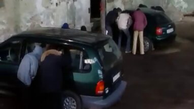 Pintora acaba follándose a la preciosa jovencita morena