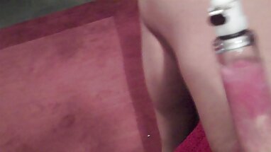 Polla negra enorme siendo chupada por una milf rubia