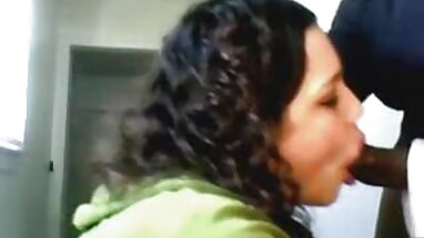 Morena con medias recibe una polla gorda por el culo