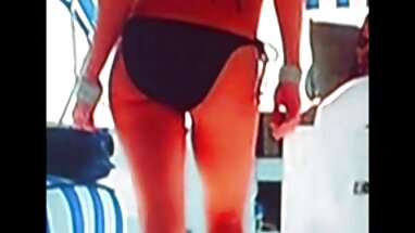 Muñeca con cabello rubio es tocada y rellena