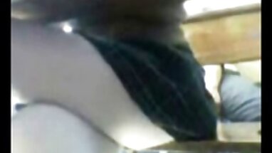 Adolescente cachonda es follada a cuatro patas en el sofá
