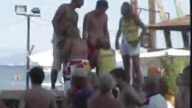 Rubia pálida se quita las bragas rojas para follar