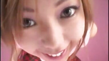 Adolescente alivia el sobrecalentamiento de la polla del novio de su amiga