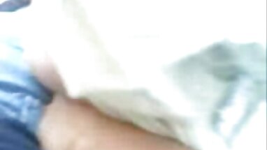 Adolescente juguetona disfruta del sexo apasionado con su novio