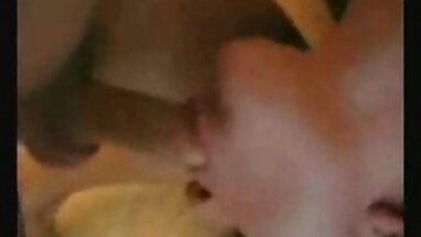 Mucho lubricante y una gran polla hace que una adolescente se corra