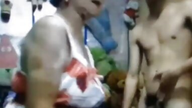 Adolescente de ojos azules es penetrada por su hermanastro