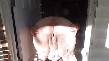 Rubia flaca se masturba y se la follan drásticamente