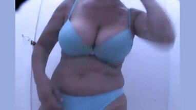 Rubia pálida se quita las bragas rojas para follar