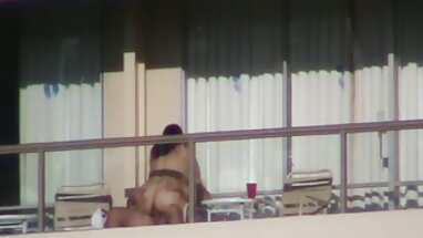 Secretaria adicta al sexo se folla a un colega delante de su jefe
