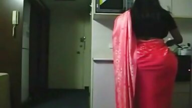 Juegos sexuales calientes de una zorra rubia en un día muy caluroso
