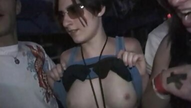 Pequeña adolescente empapada en las bragas en el baño