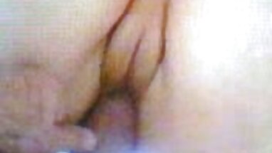 Adolescente morena de piernas largas follando su culo con un juguete