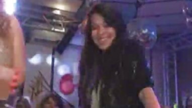 A su padrastro le gusta mucho cuando se pone su ropa nueva