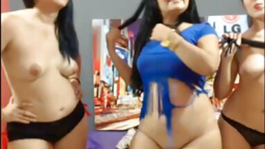 Manteniendo sus calcetines hasta la rodilla en la sesión de sexo