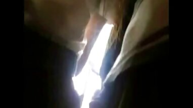 Adolescente coqueta pellizca sus pezones y se burla de su novio
