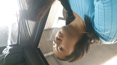 Chica joven con enormes tetas naturales luciendo caliente