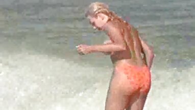 Morena cachonda se masturba y cabalga