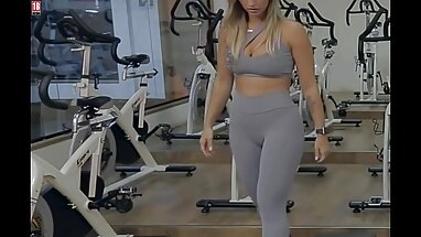 Adolescente rubia de cuerpo pálido es follada por un maromo
