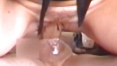 Rubia de cabello ondulado muestra lo desagradable que puede ser