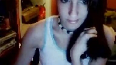 Niñera lesbiana atrapada y follada delante de su novia