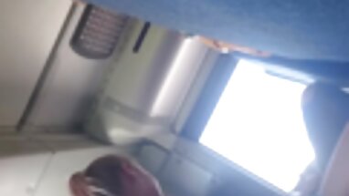 Divertida escena de cogida con una jovencita rubia de culo alegre