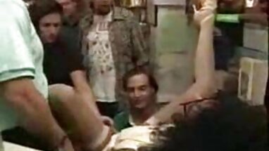 Pelirroja ardiente disfruta de un fantástico festival de folladas en un sofá